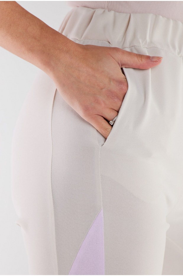 Casualowe spodnie z tkaniny, beżowo-fioletowe - góra