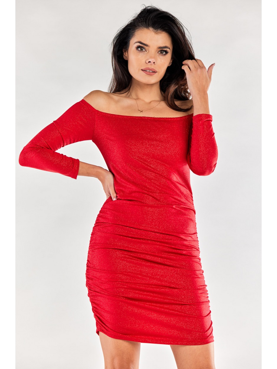 Elegancka, brokatowa sukienka mini z marszczeniami i odkrytymi ramionami, czerwona - tył