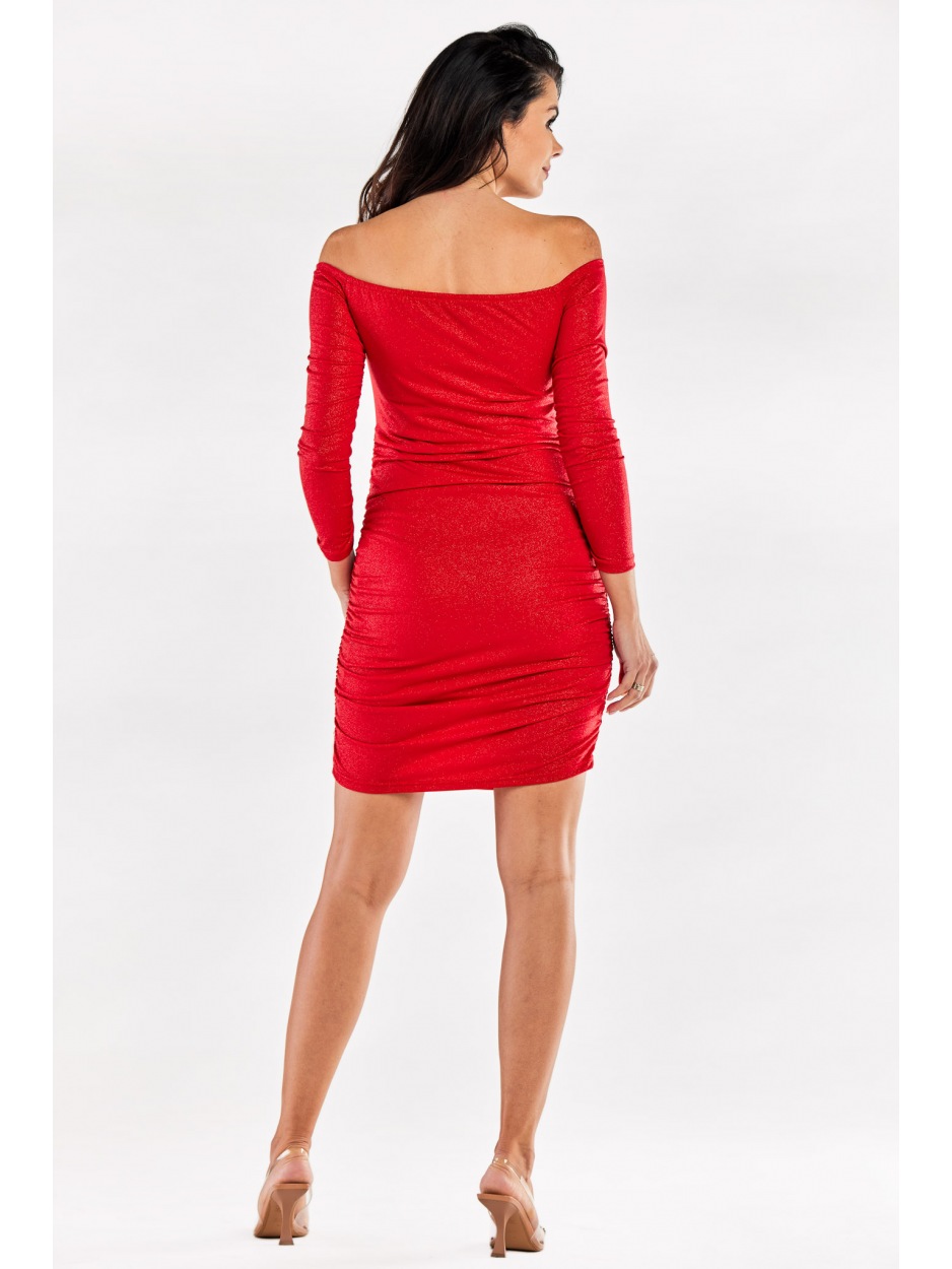 Elegancka, brokatowa sukienka mini z marszczeniami i odkrytymi ramionami, czerwona - lewo