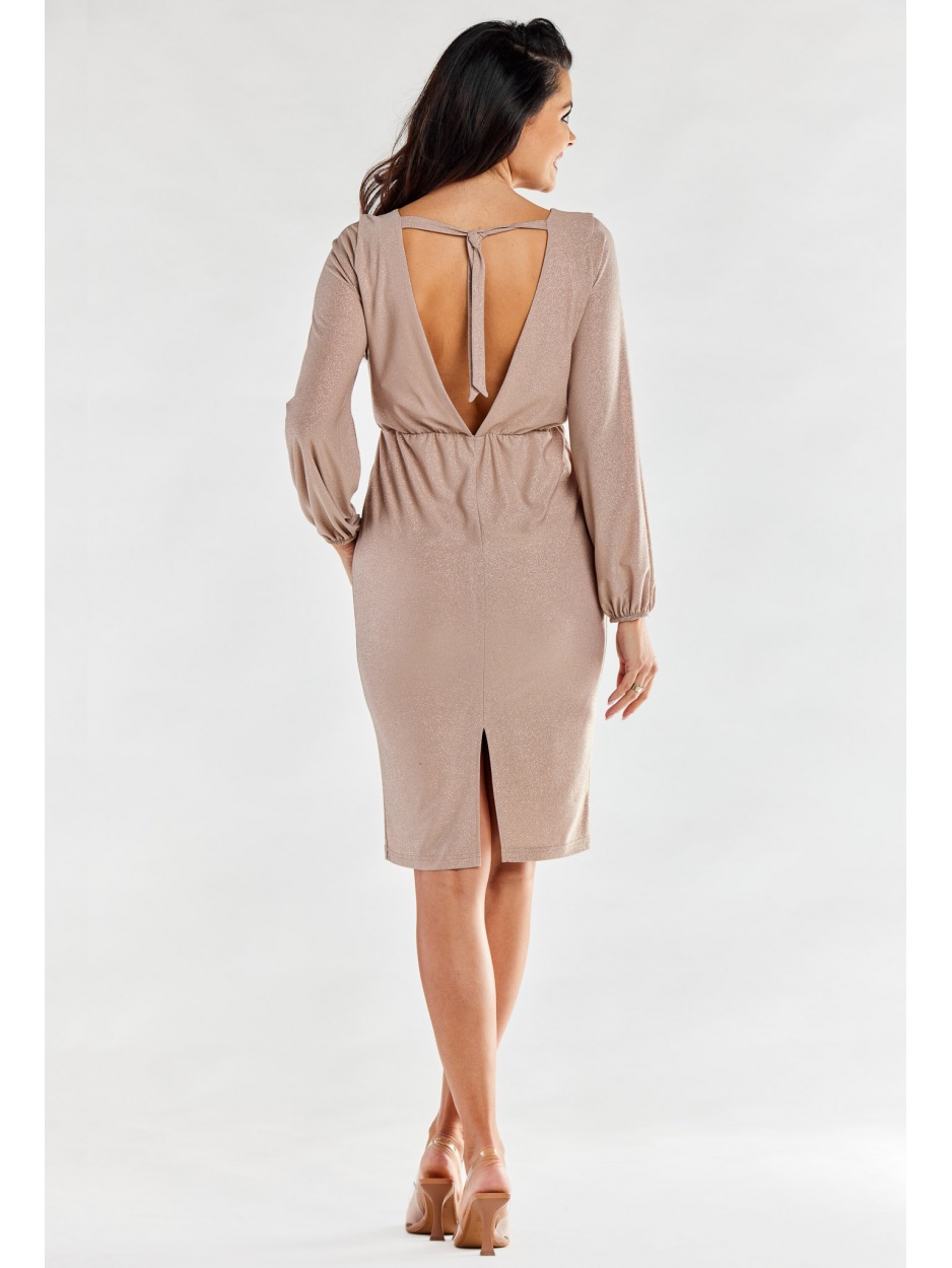 Elegancka, brokatowa sukienka midi z odkrytymi plecami i długimi rękawami, beżowa - prawo