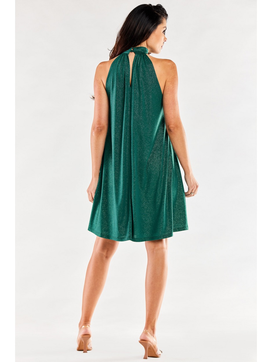 Trapezowa, brokatowa sukienka mini z półgolfem, butelkowa zieleń - bok