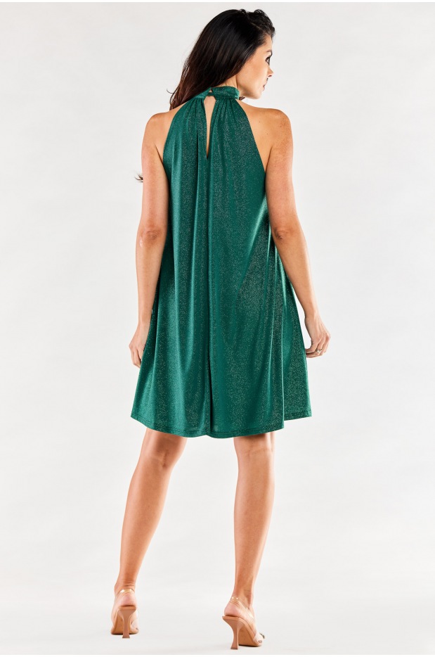 Trapezowa, brokatowa sukienka mini z półgolfem, butelkowa zieleń - bok