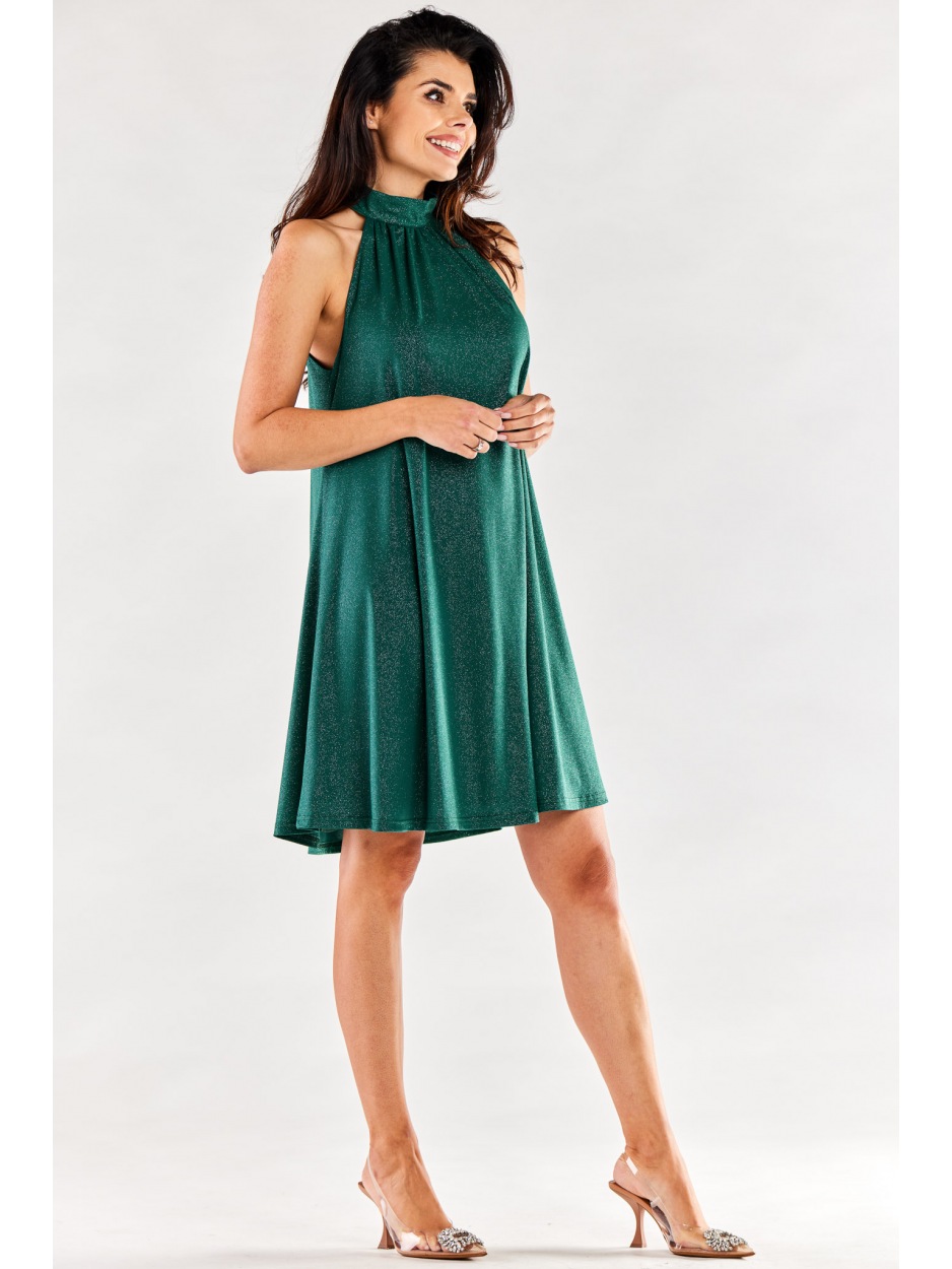 Trapezowa, brokatowa sukienka mini z półgolfem, butelkowa zieleń - lewo