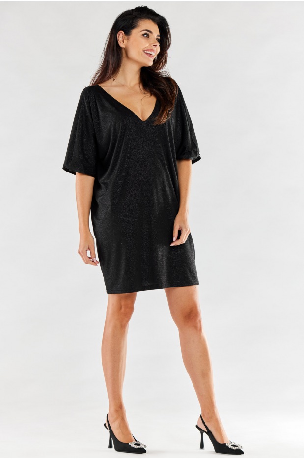 Brokatowa, oversizowa sukienka mini o luźnym fasonie i prostym kroju, czarna - lewo