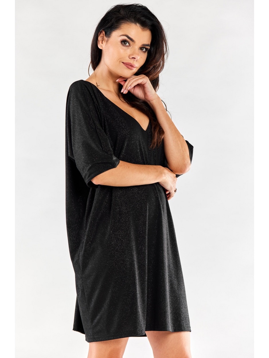 Brokatowa, oversizowa sukienka mini o luźnym fasonie i prostym kroju, czarna - detal