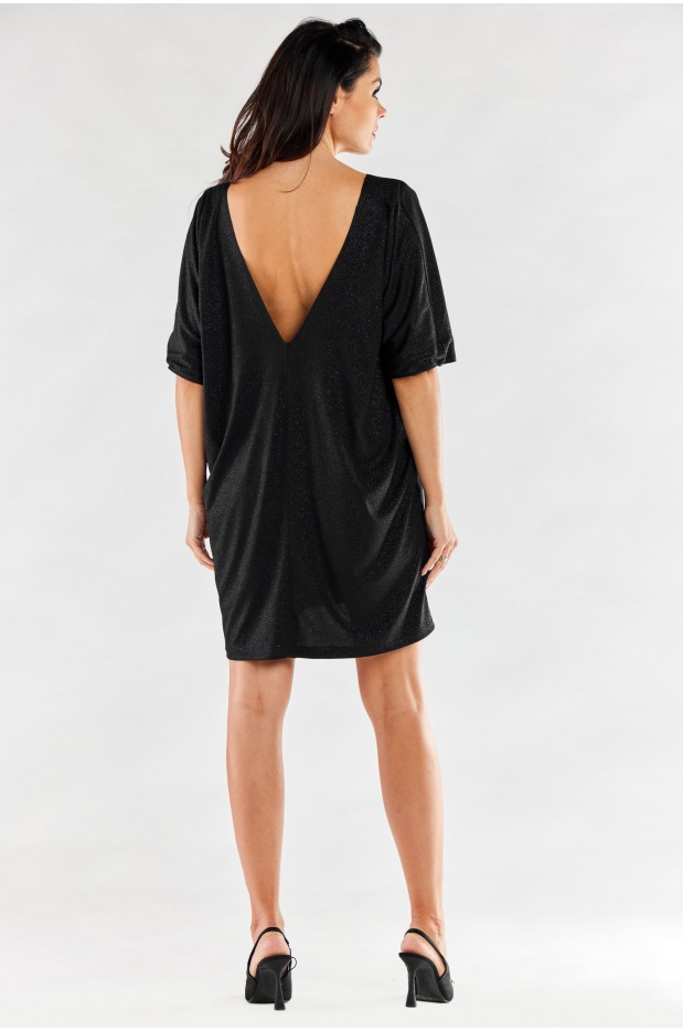 Brokatowa, oversizowa sukienka mini o luźnym fasonie i prostym kroju, czarna - bok