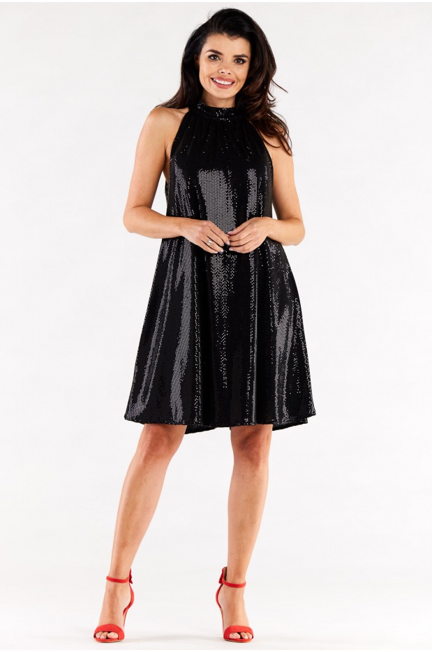 Trapezowa sukienka midi z półgolfem, czarna - przód