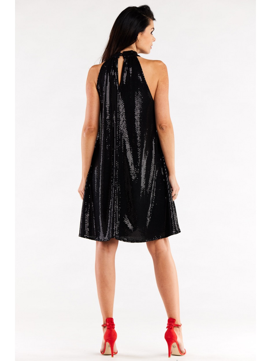 Trapezowa sukienka midi z półgolfem, czarna - lewo