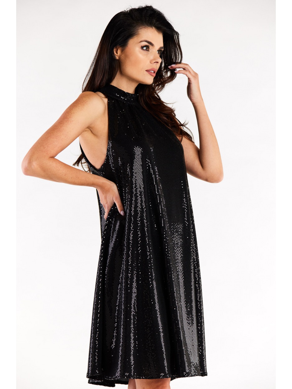 Trapezowa sukienka midi z półgolfem, czarna - prawo
