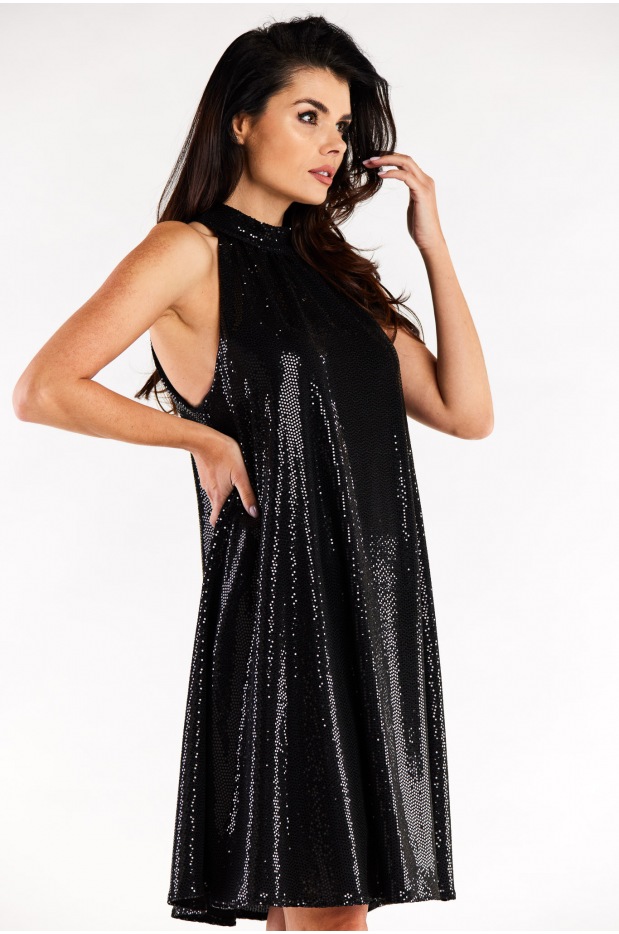 Trapezowa sukienka midi z półgolfem, czarna - prawo