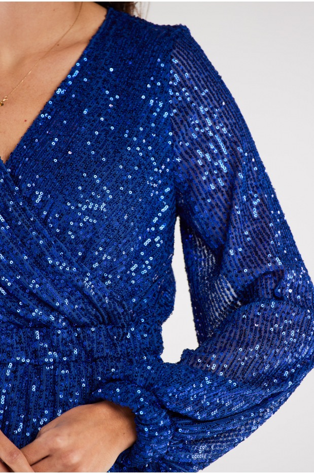 Asymetryczna cekinowa sukienka z kopertowym dekoltem i długimi rękawami, kobaltowy niebieski - bok