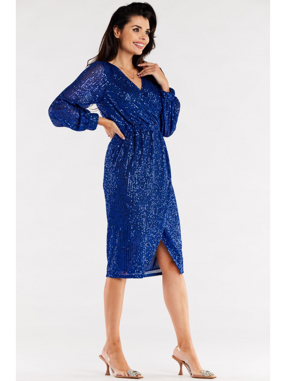 Asymetryczna cekinowa sukienka z kopertowym dekoltem i długimi rękawami, kobaltowy niebieski - dół