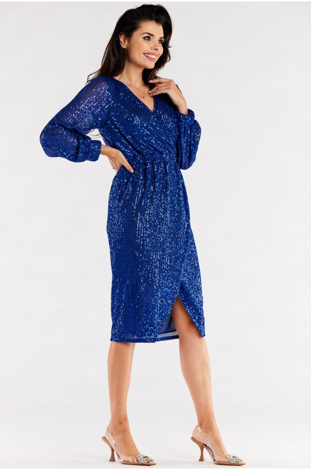 Asymetryczna cekinowa sukienka z kopertowym dekoltem i długimi rękawami, kobaltowy niebieski - dół