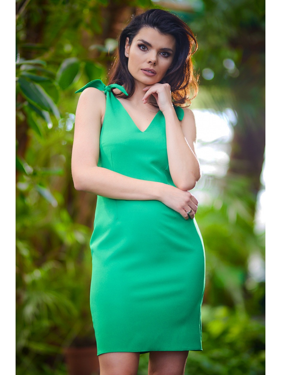 Elegancka sukienka o dopasowanym fasonie z dekoltem V, trawiasta zieleń - przód