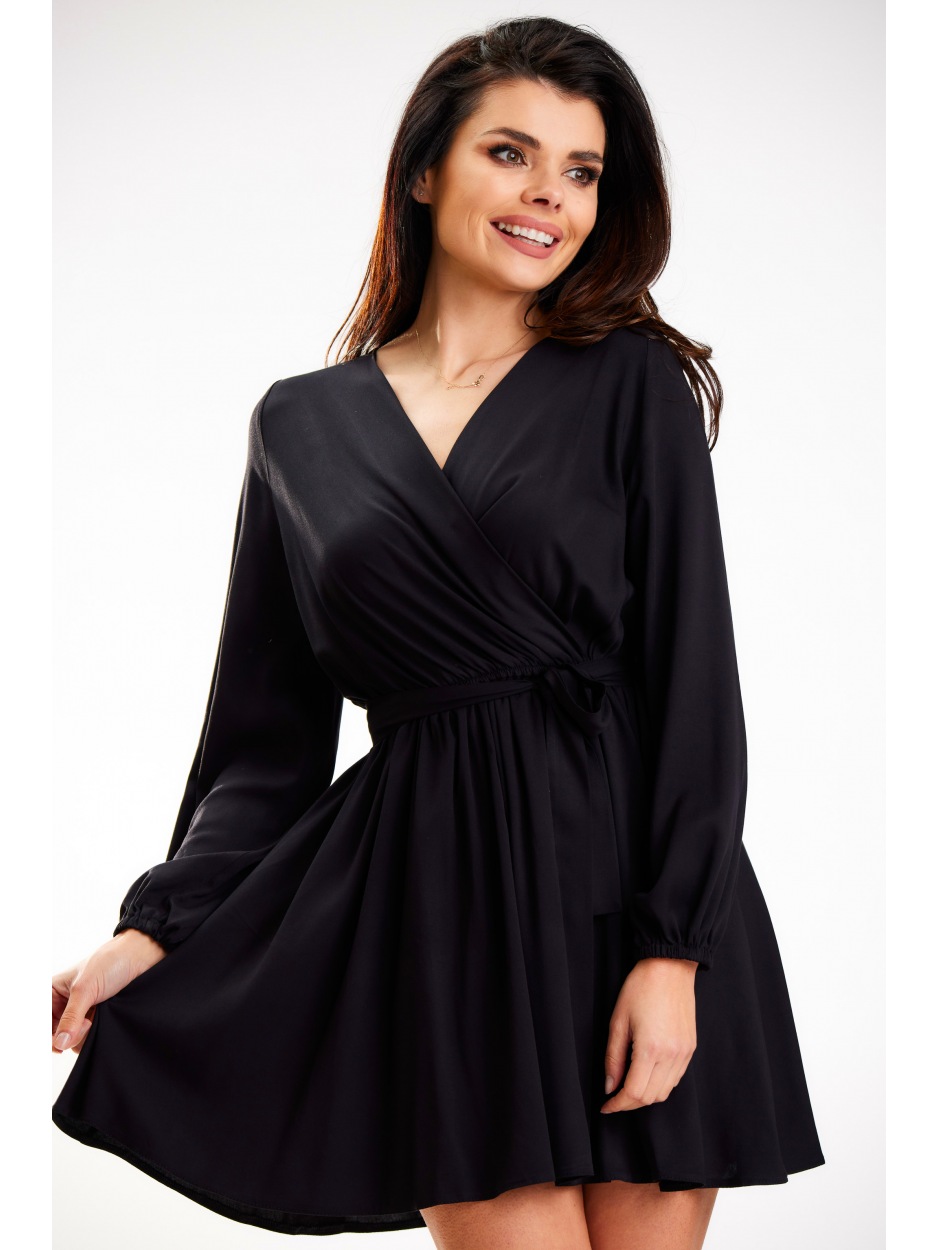 Rozkloszowana sukienka mini z kopertowym dekoltem i długimi rękawami, czarna - tył