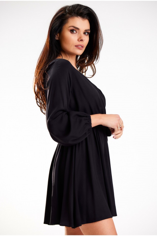Rozkloszowana sukienka mini z kopertowym dekoltem i długimi rękawami, czarna - prawo