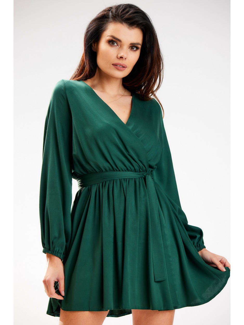 Rozkloszowana sukienka mini z kopertowym dekoltem i długimi rękawami, butelkowa zieleń - tył