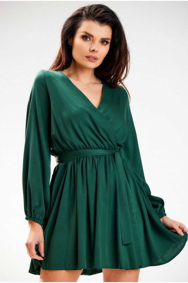 Rozkloszowana sukienka mini z kopertowym dekoltem i długimi rękawami, butelkowa zieleń - tył