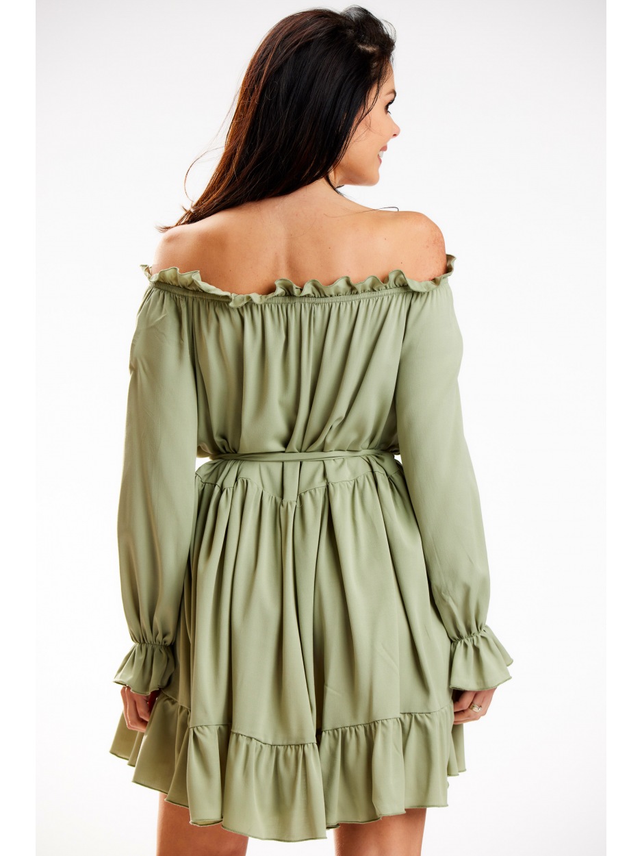 Trapezowa sukienka hiszpanka z falbaną i długimi rękawami z wiskozy, kolor zielony groszek - bok