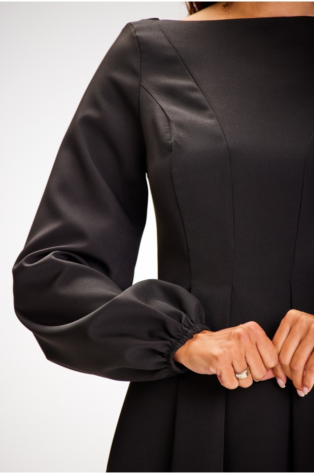 Elegancka sukienka midi z zaszewkami i długim rękawem, czarna - prawo