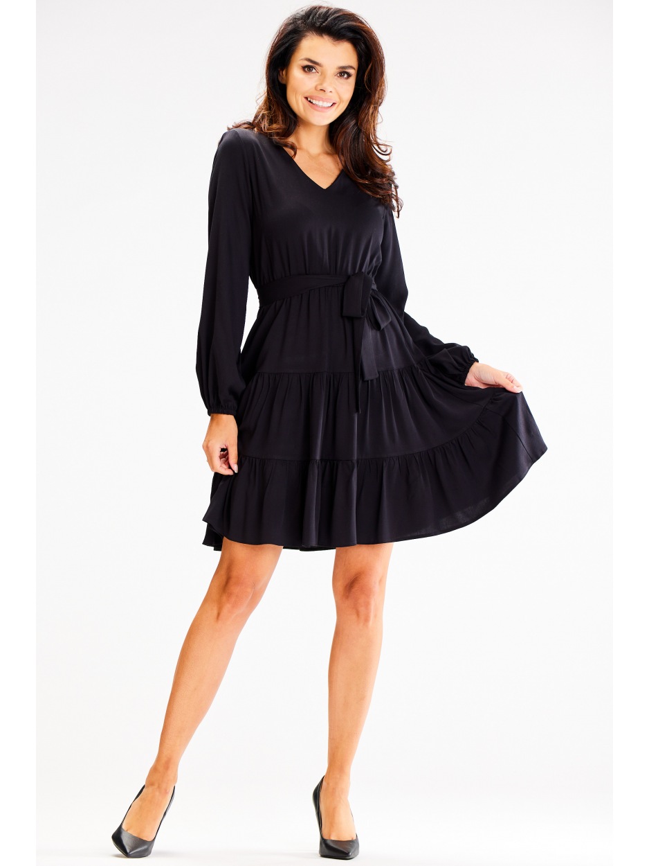 Rozkloszowana sukienka mini z długim rękawem dekolt V, czarna - przód