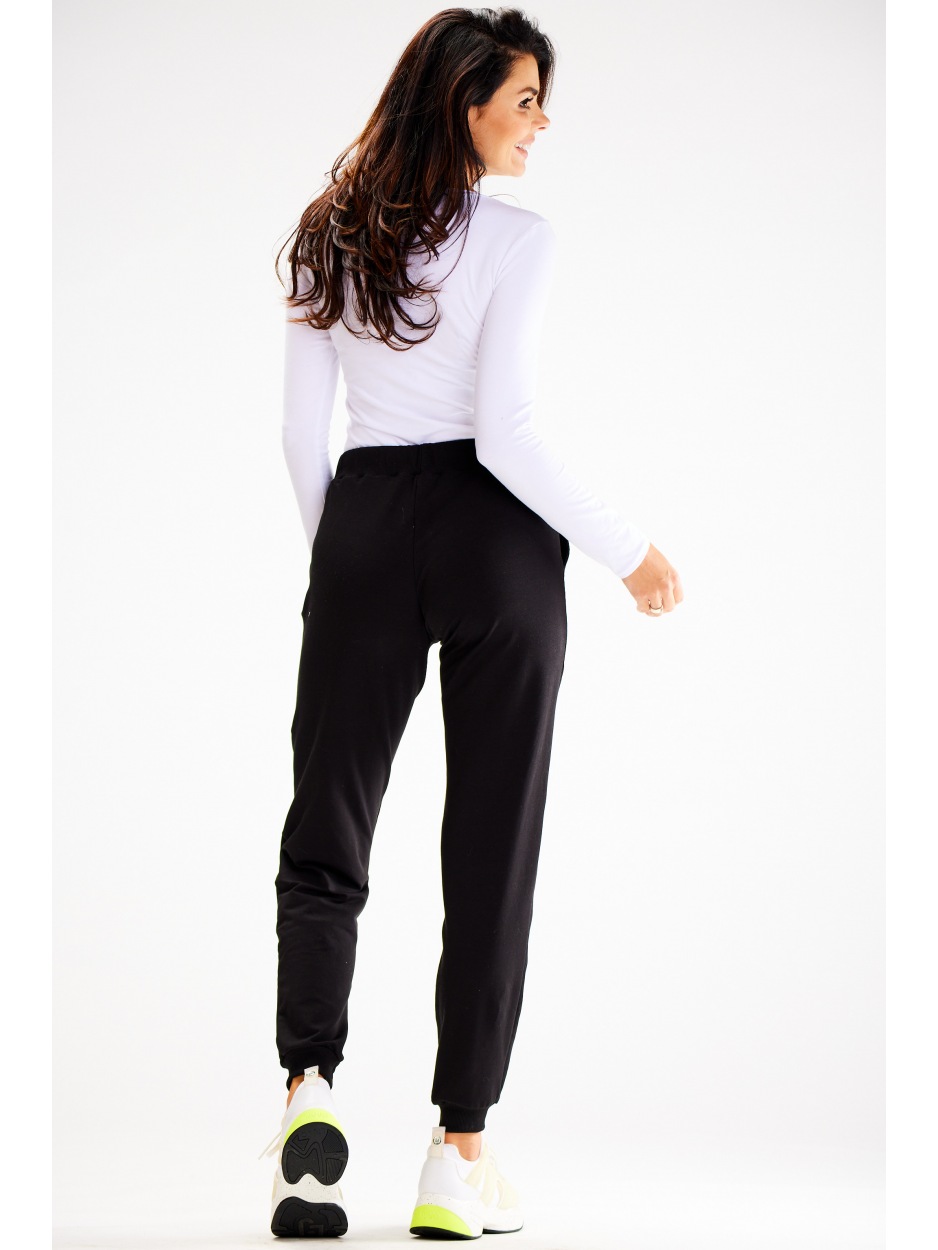 Spodnie dresowe o luźnym fasonie z gumką w talii – czarny - prawo
