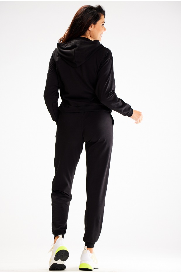 Spodnie dresowe o luźnym fasonie z gumką w talii – czarny - dół