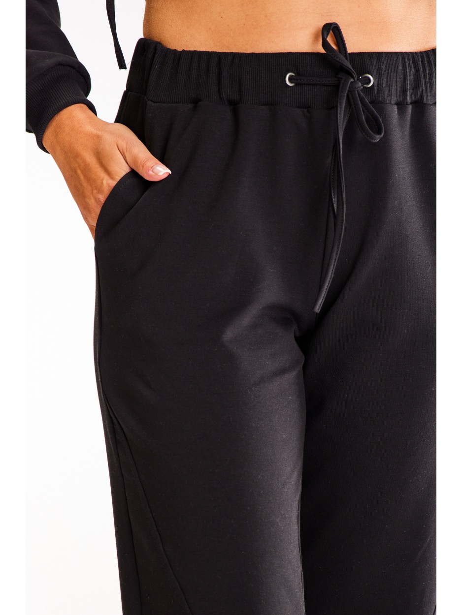 Spodnie dresowe o luźnym fasonie z gumką w talii – czarny - detal