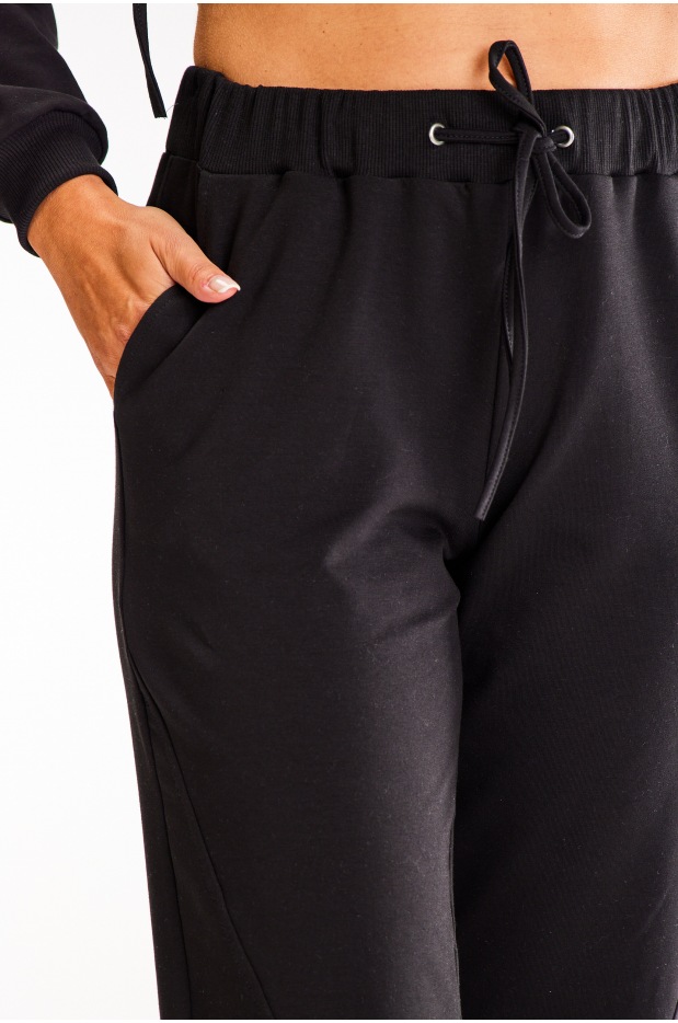 Spodnie dresowe o luźnym fasonie z gumką w talii – czarny - detal
