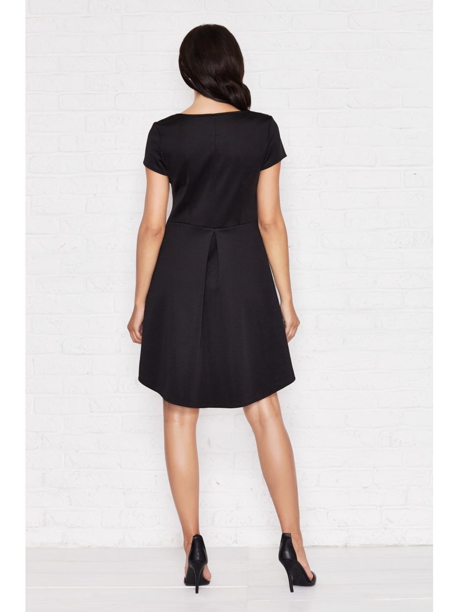 Elegancka, asymetryczna sukienka dzianinowa trapezowa z krótkimi rękawami, czarny - przód