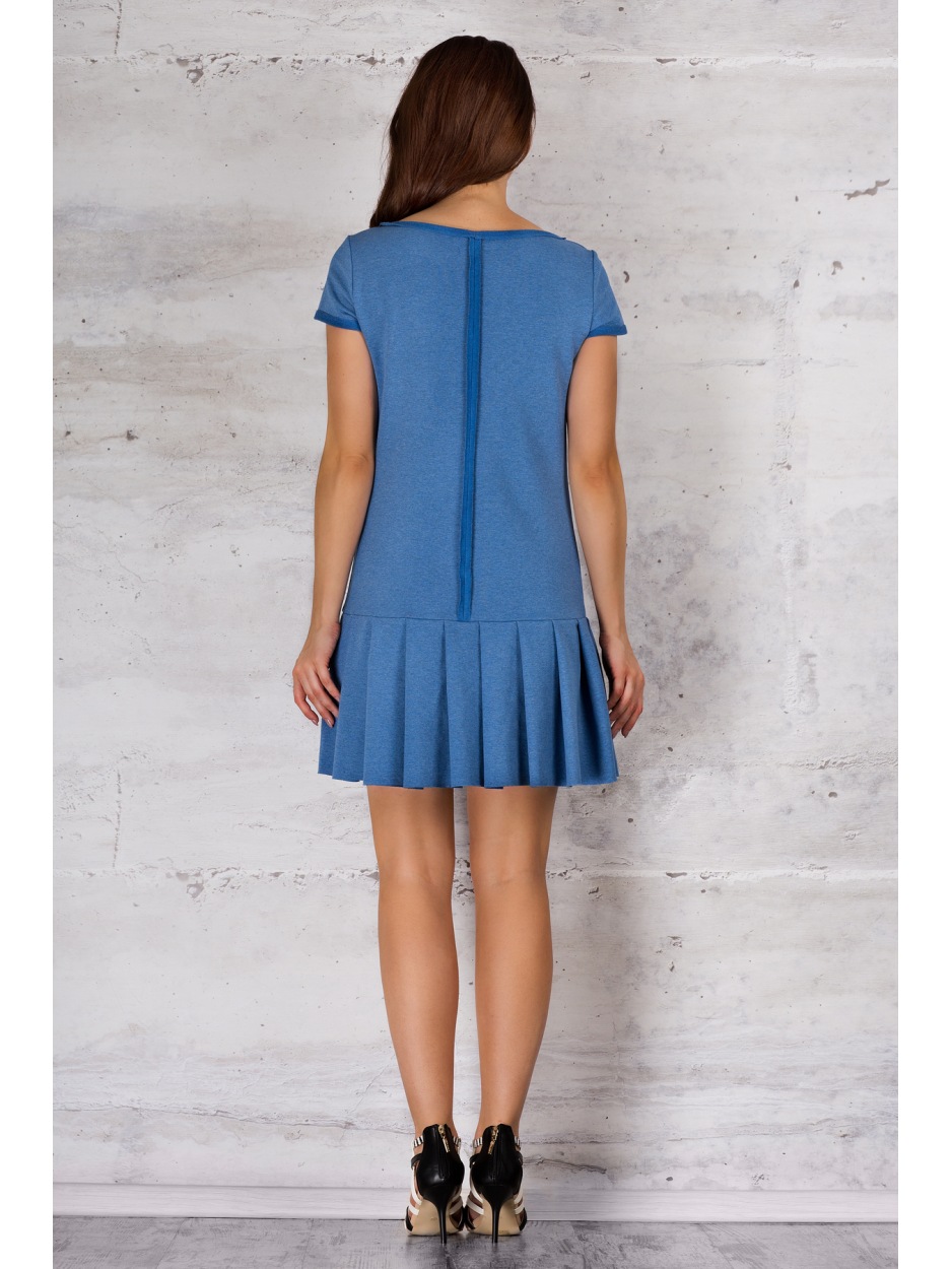 Luźna, dzianinowa sukienka mini z zakładkami, niebieska - przód