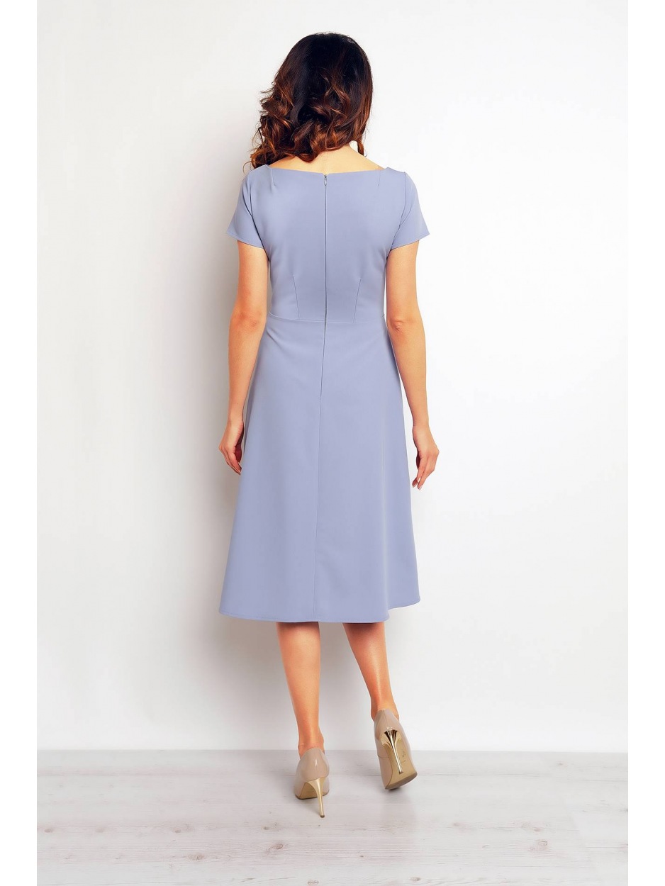 Elegancka sukienka midi z kontrafałdami i krótkimi rękawami, niebieski - bok