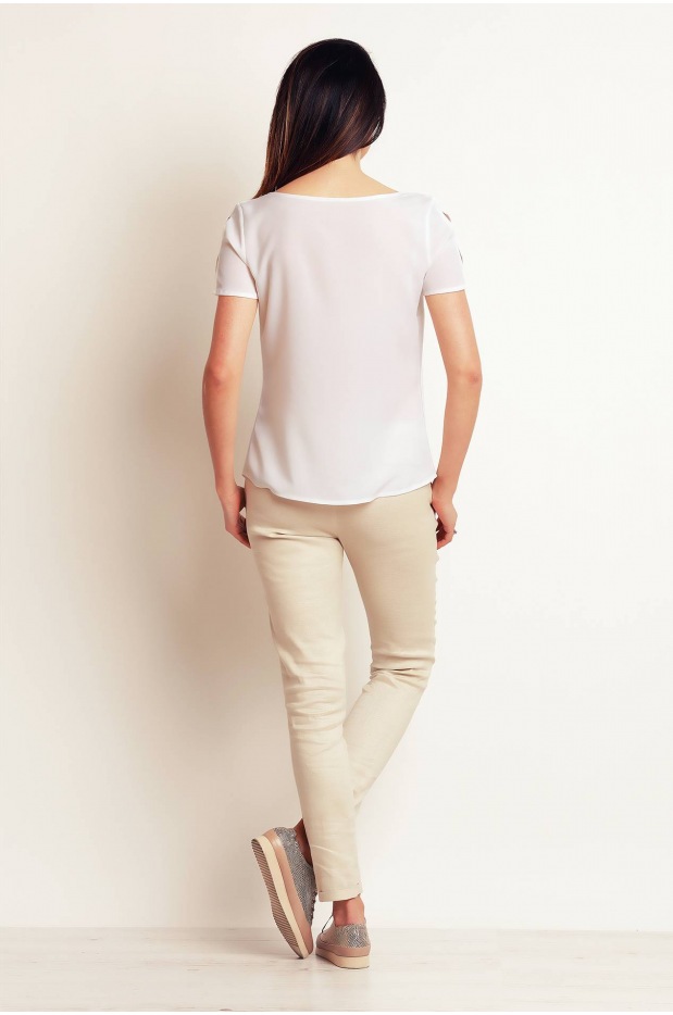 Luźna, zwiewna elegancka bluzka z plisą na przodzie i krótkimi rękawami, biała - lewo