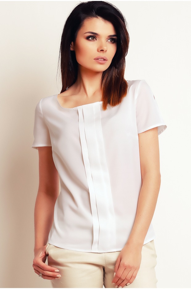 Luźna, zwiewna elegancka bluzka z plisą na przodzie i krótkimi rękawami, biała - detal