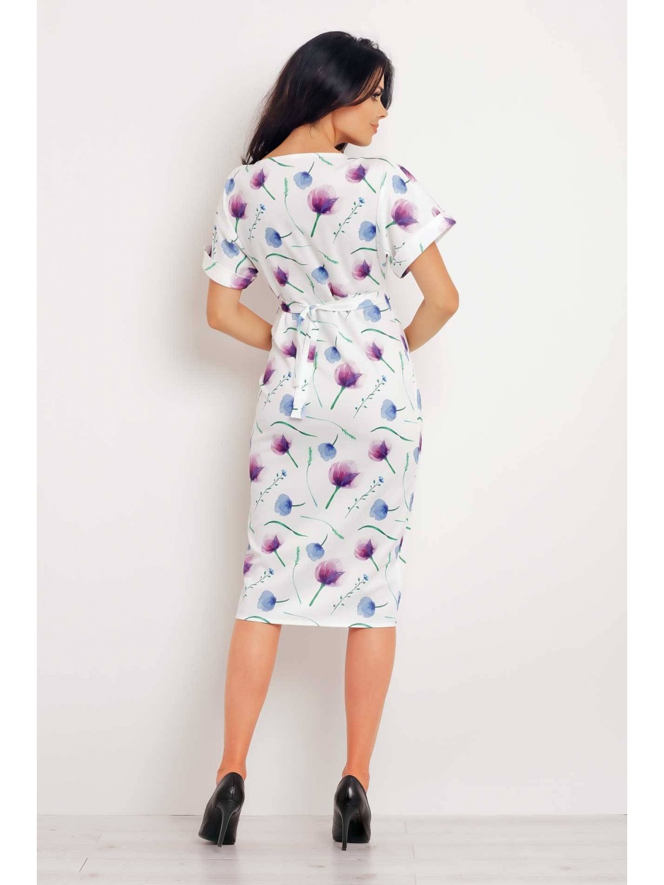 Kimonowa sukienka ołówkowa z krótkimi rękawami, fioletowe kwiaty - bok