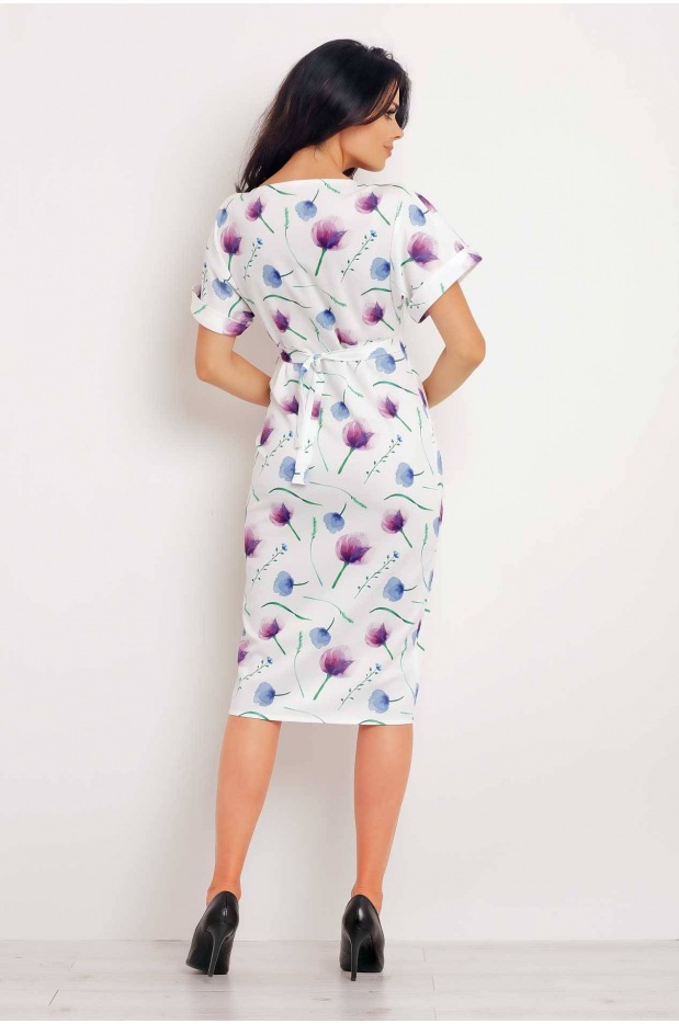 Kimonowa sukienka ołówkowa z krótkimi rękawami, fioletowe kwiaty - bok