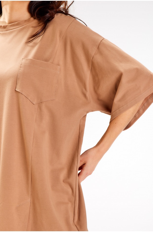 Oversizowa, sukienka mini t-shirtowa z krótkim rękawem, beżowa - detal