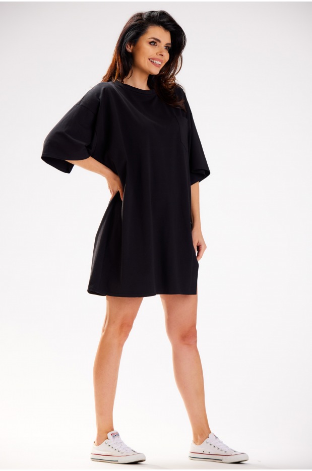 Oversizowa, sukienka mini t-shirtowa z krótkim rękawem, czarna - prawo