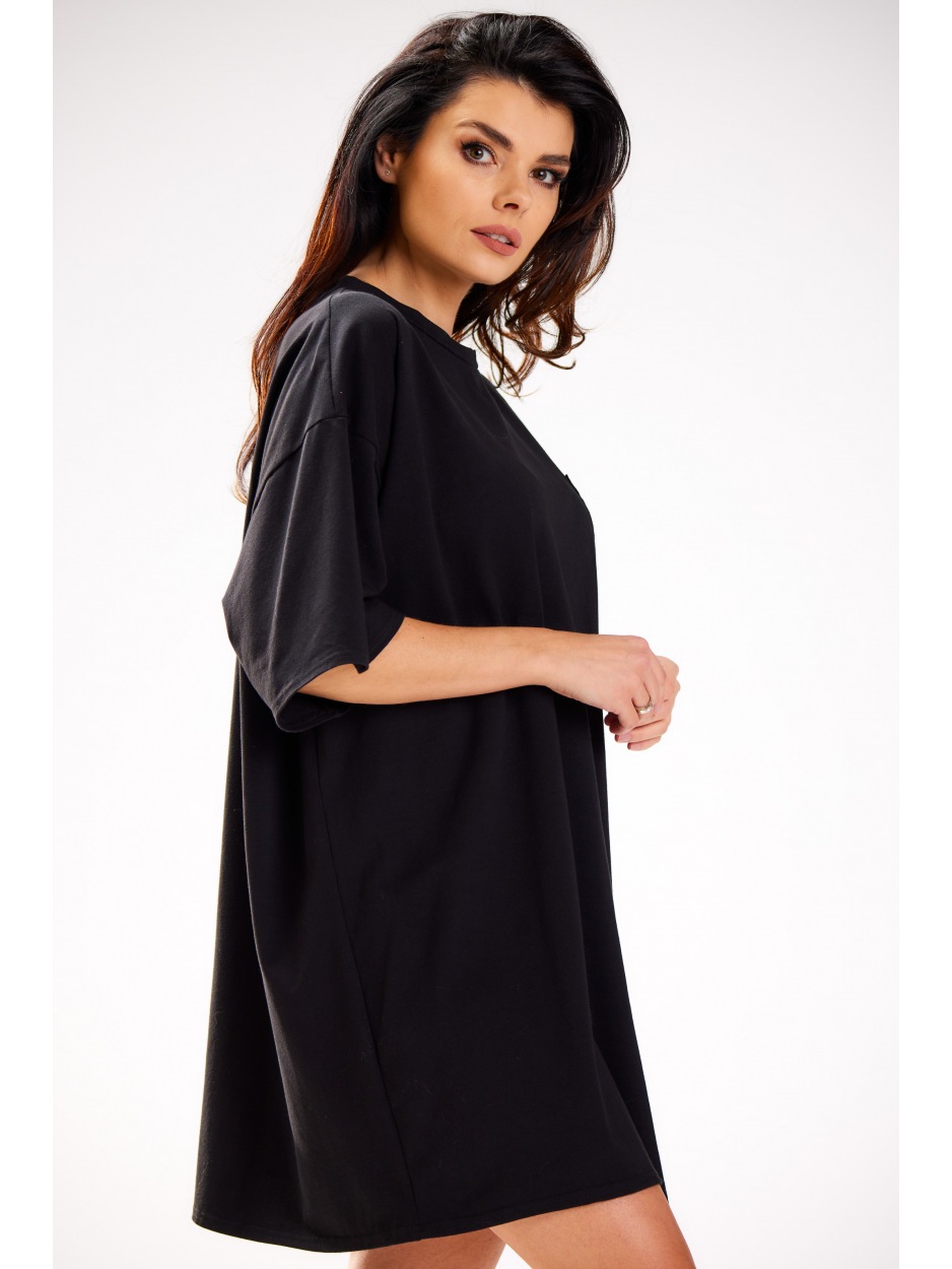 Oversizowa, sukienka mini t-shirtowa z krótkim rękawem, czarna - detal