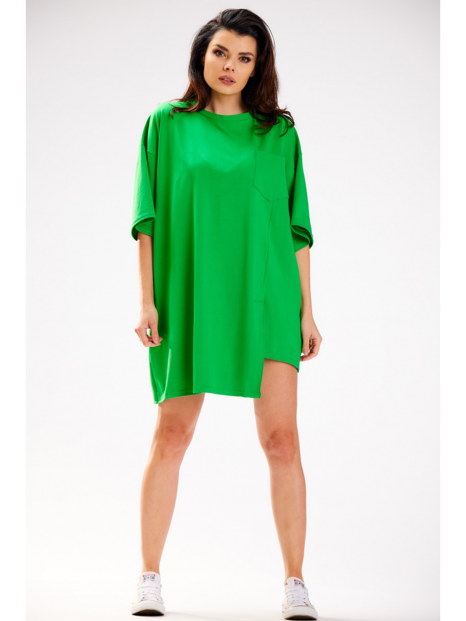 Oversizowa, sukienka mini t-shirtowa z krótkim rękawem, zielona - przód