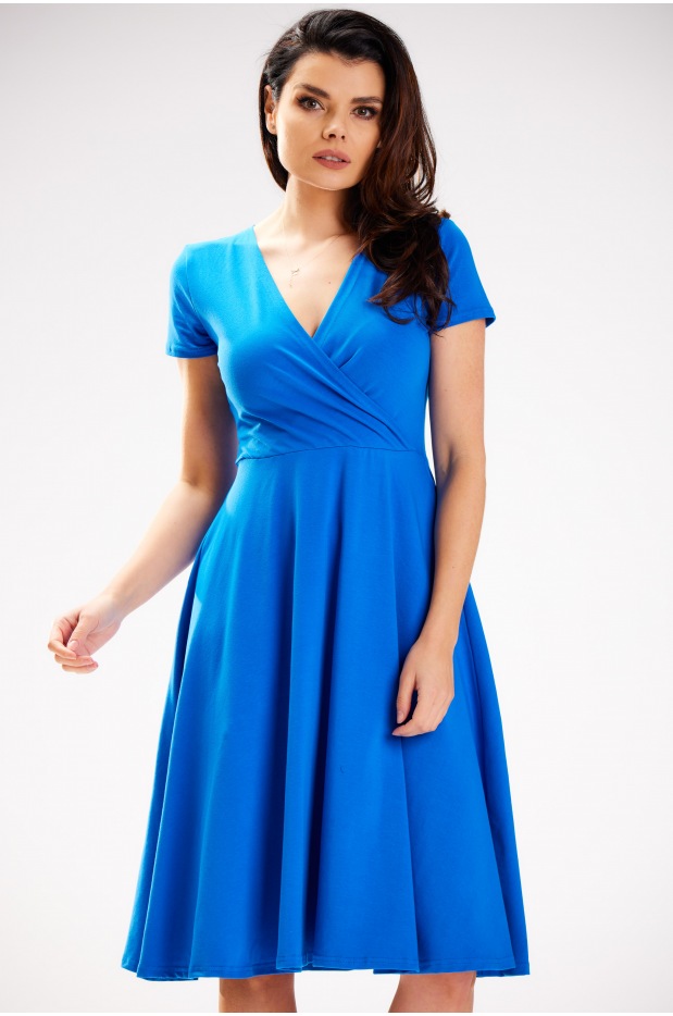 Rozkloszowana sukienka z kopertowym dekoltem i krótkim rękawem, niebieska - tył