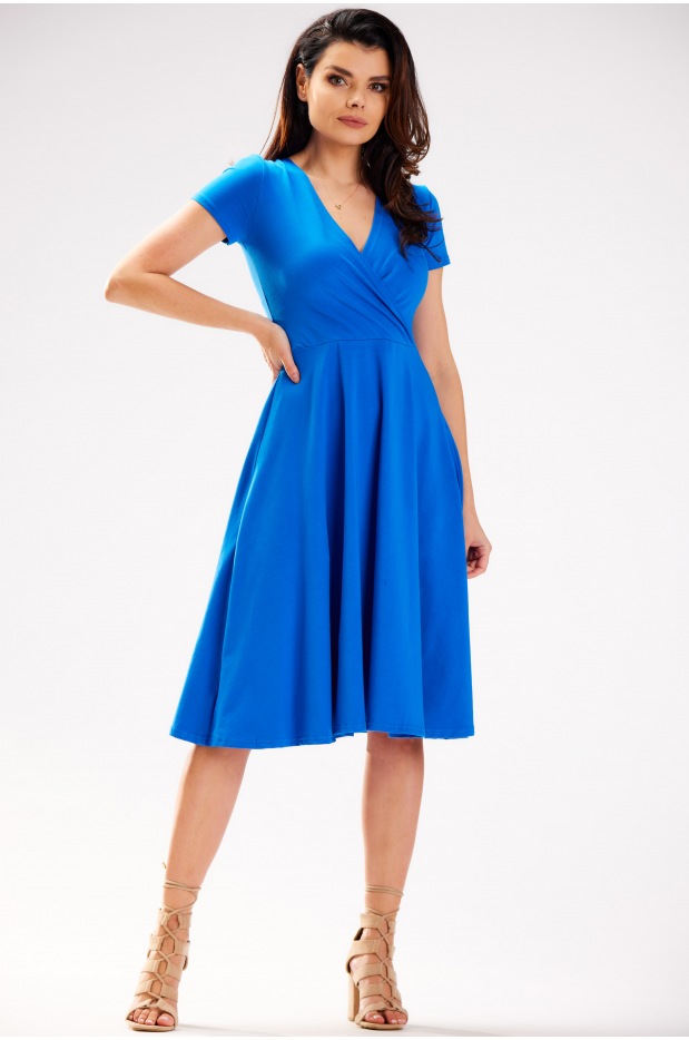 Rozkloszowana sukienka z kopertowym dekoltem i krótkim rękawem, niebieska - przód