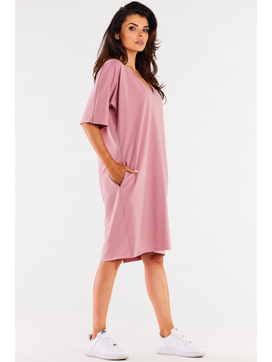 Luźna, oversizowa sukienka midi z dekoltem V, różowa - przód