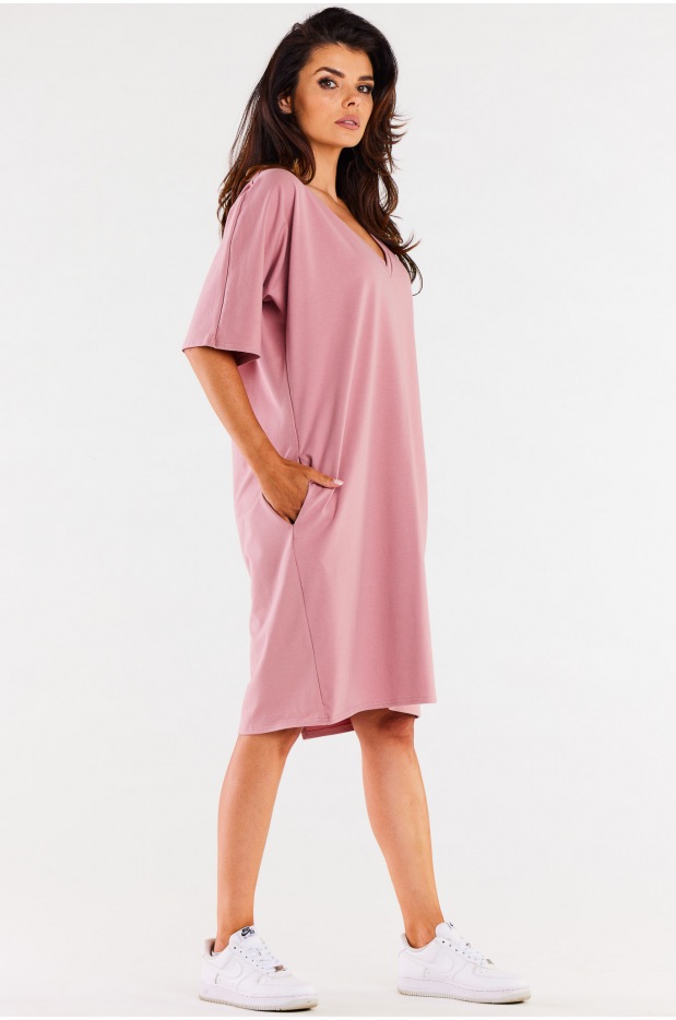 Luźna, oversizowa sukienka midi z dekoltem V, różowa - przód