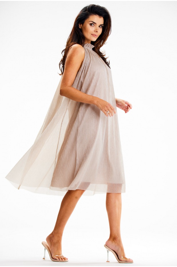 Sukienka trapezowa z półgolfem, paskiem i odkrytymi ramionami – beżowy - tył