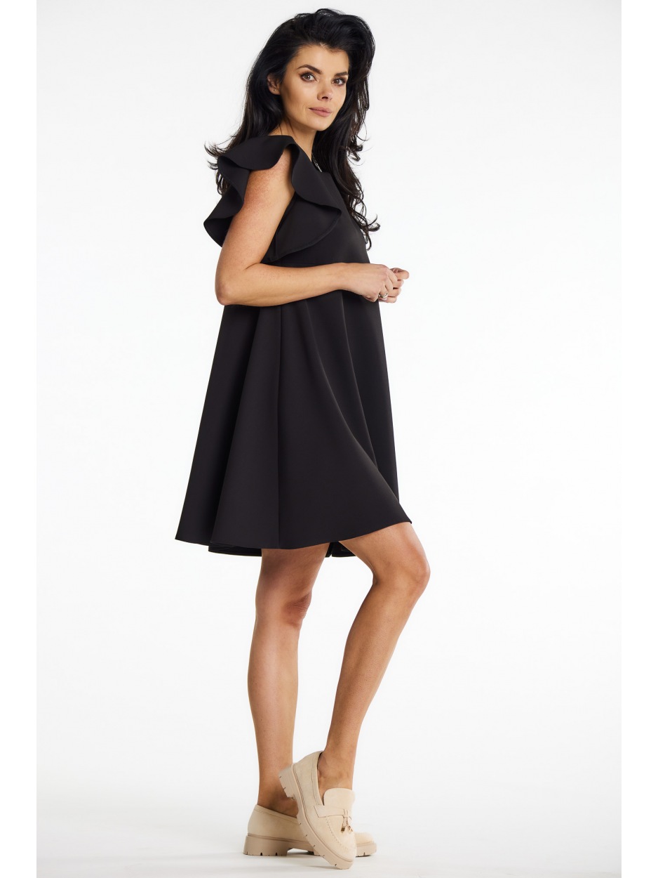 Trapezowa sukienka mini z rękawem falbaną, czarna - bok
