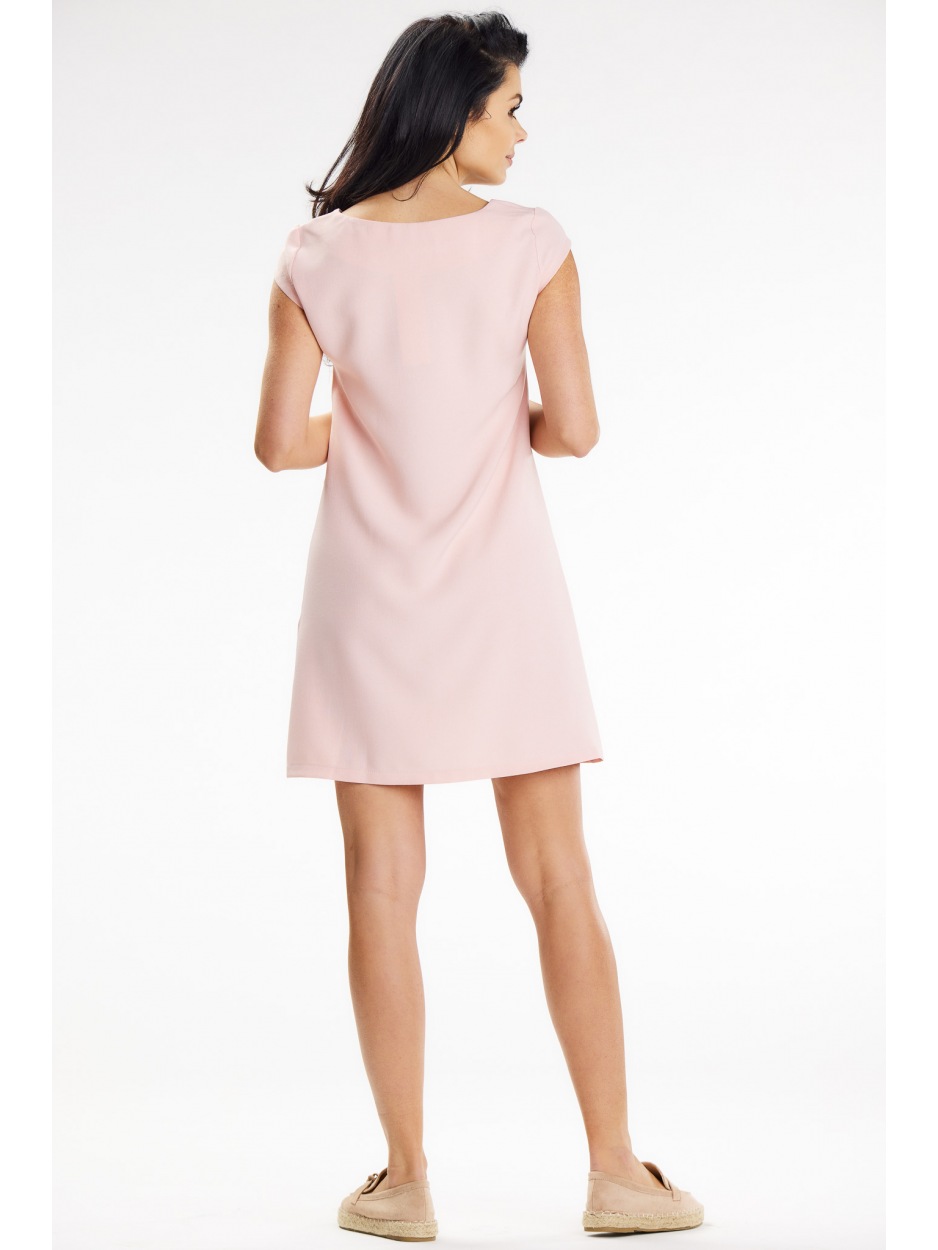 Trapezowa sukienka mini z krótkim rękawem, pudrowy róż - bok