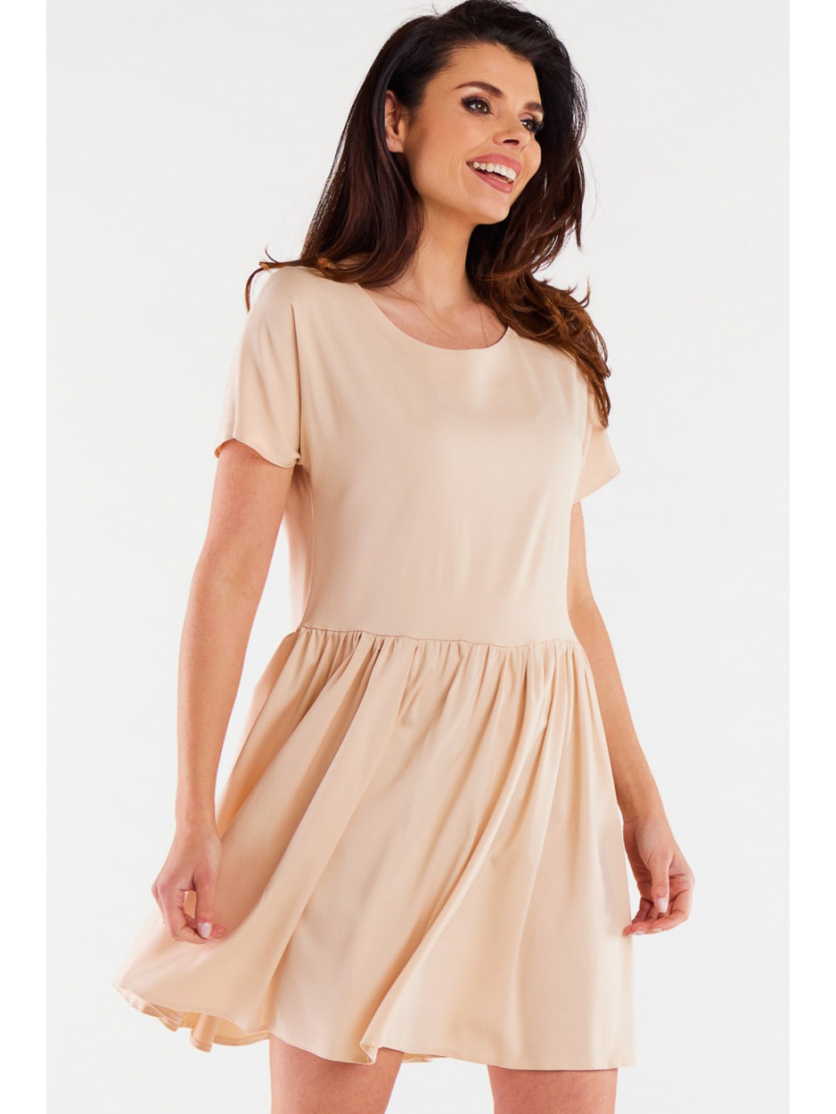 Luźna sukienka mini z wiskozy i krótkim rękawem, beżowa - przód