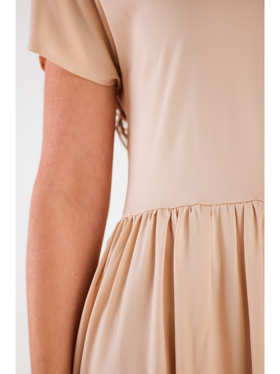 Luźna sukienka mini z wiskozy i krótkim rękawem, beżowa - przód