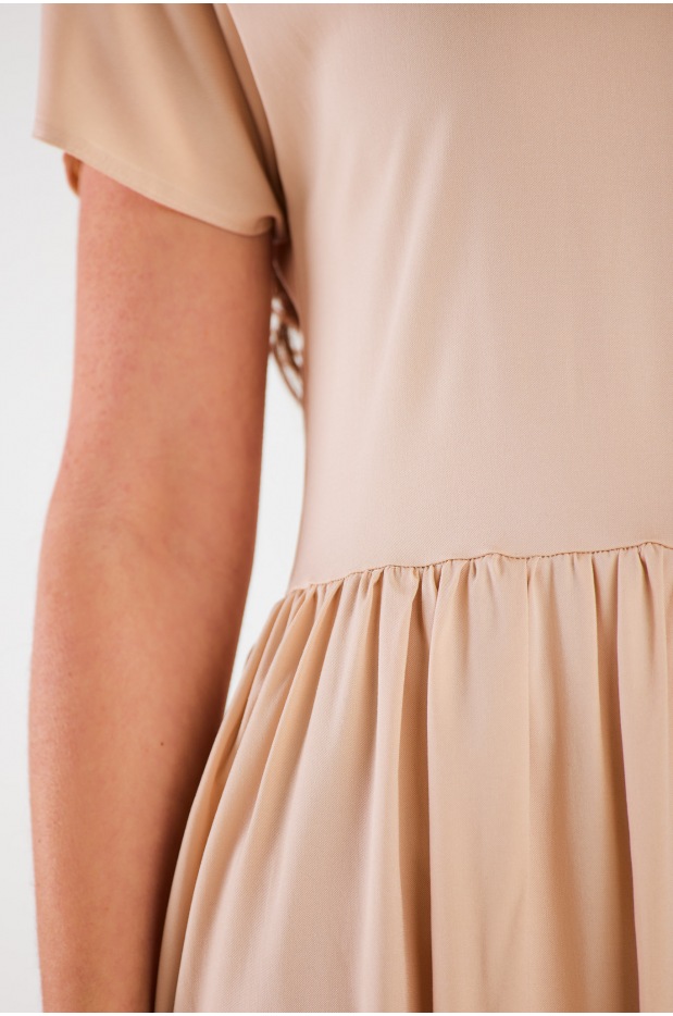 Luźna sukienka mini z wiskozy i krótkim rękawem, beżowa - bok